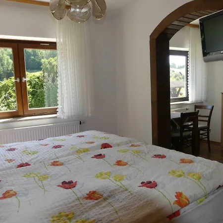 בית הארחה Holzerstube בירפלדןאוברזנט